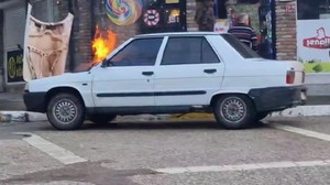 Erdek'te Yanan Araca Esnaf Müdahale Etti