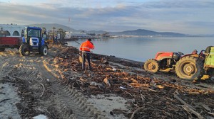 Etkili olan sağanak ve kuvvetli lodos sonrası Ören Plajı temizleniyor