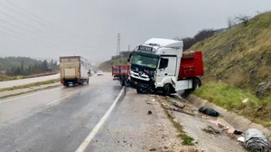 Gönen-Bandırma Karayolu’nda tır devrildi