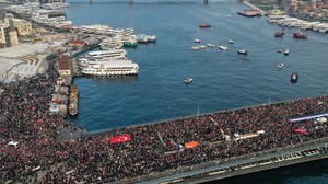 On binlerce kişi Galata Köprüsü'ne yürüdü