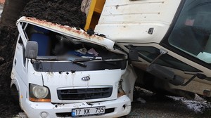 Otomobille çarpışan kamyon, kamyonetin üzerine devrildi