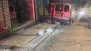 Aşırı Hızın Bedeli! Otomobil Kaldırım Dubalarına Çarptı