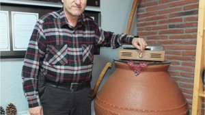 Burhaniye'de Yağ Küpleri Dekoratif Sanata Dönüştü