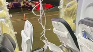 Yolcu Uçağı Havadayken Acil Çıkış Kapısı Patladı!