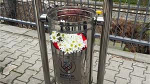 14 Şubat’ta Çöpteki Çiçekler Dikkat Çekti