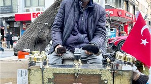 Balıkesir Sokaklarında 30 Yıldır Ayakkabı Boyuyor