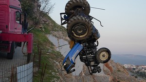 Edremit'te Şarampole Yuvarlanan Traktörün Sürücüsü Hayatını Kaybetti