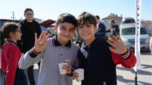 Sındırgı Kandilde Süt İkramıyla Gelenekleri Yaşatıyor