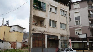 Binaya Yandan Bakınca Görenleri Şaşırtıyor