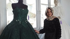 Depremzede Kadın Evinin Çatısında Gelinlik ve Abiye Satışı Yapıyor
