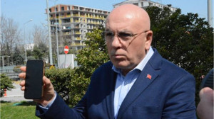 Mezar Başında Gerginlik! Ok Açıklama Yaptı