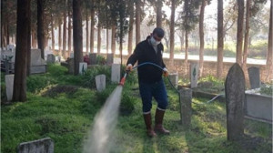 Ramazan Bayramı Öncesi Burhaniye'de Mezarlık Bakımı