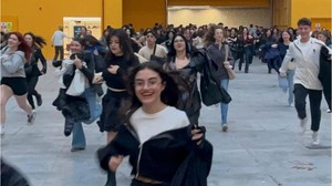 Teoman konserinde en önde olabilmek için birbirleriyle yarıştılar