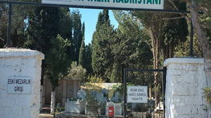 Ayvalık Belediyesi, Bayram Öncesi Mezarlık Hazırlıklarını Tamamladı