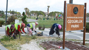 Burhaniye Belediyesi Park ve Bahçeler Müdürlüğü Ekipleri Çalışmalarını Sürdürüyor