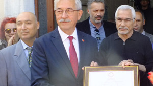 Erdek Belediye Başkanı Burhan Karışık mazbatasını aldı