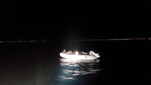 Motoru arızalanan lastik bottaki 17 düzensiz göçmen kurtarıldı