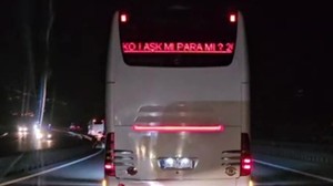 Otobüsün Arkasındaki Kayan LED Tartışma Yarattı