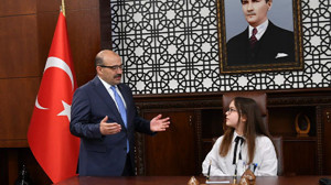 Vali Ustaoğlu, 23 Nisan'da Makamını Cemre'ye Devretti