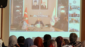 Vali Ustaoğlu, Edremit'te Öğrenci Velileriyle Online Eğitimde Buluştu