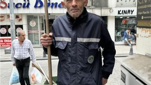 Belediyenin temizlik işçisi maaşıyla beş öğrenciye burs veriyor