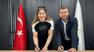 Yasemin Adar Yiğit Sözleşme Yeniledi