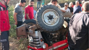 Balıkesir'de Traktör Devrildi: Çevredekiler Sürücüyü Kurtardı
