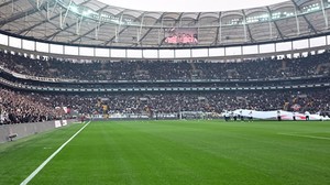 Beşiktaş'ın Tüpraş Stadı'nda Saha Zemini Yenileniyor