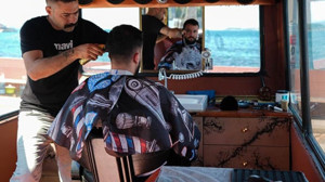 O Berber Dükkanıyla Müşterinin Ayağına Gidiyor