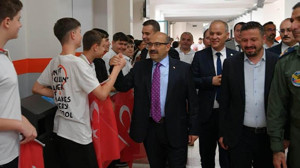 Vali Ustaoğlu'ndan Öğrencilere Karne Sürprizi