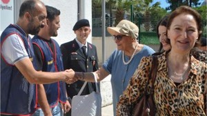 Ayvalık'ta protokol üyeleri kolluk güçleri ve yaşlılarla bayramlaştı