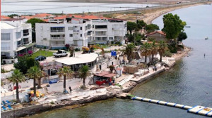 Sahillerdeki Kaçak Yapılar Yıkılıyor