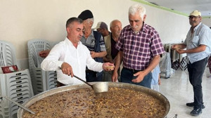 Başkan Duru Aşure Dağıttı