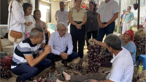 Burhan Karışık 'tan Üreticilere Mor Soğan Desteği