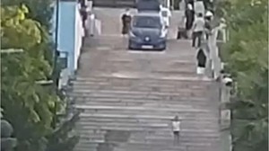 Navigasyon Hatası Sürücüyü Merdivenden Uçurdu!