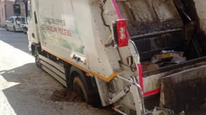 Gömeç’te Çöp Kamyonu Çukura Saplandı