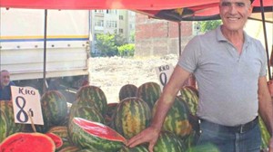 Pazardaki Yüksek Fiyatlar Yüzünden Karpuzu Parçaladı
