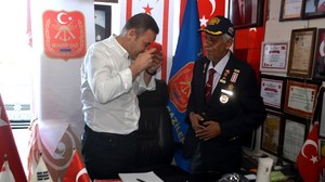 Ahmet Akın'dan Gazilere Duygusal Ziyaret