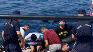 Ayvalık Açıklarında 8 Düzensiz Göçmen Kurtarıldı