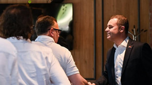 Başkan Ahmet Akın, Avlu'da Esnaf ve Daire Başkanlarıyla Bir Araya Geldi