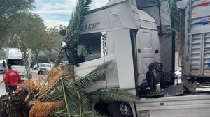 Erdek’te Kontrolü Kaybeden Tır Karşı Şerit'e Geçti