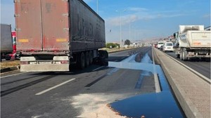 Bandırma'da Tır Devrildi! Yolu Mazot Kapladı!