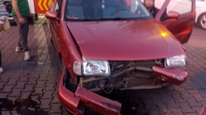 Edremit’te İki Otomobil Çarpıştı Bir Sürücü Yaralandı