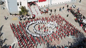 300 Öğrenciden "Ay Yıldız" Koreografisi