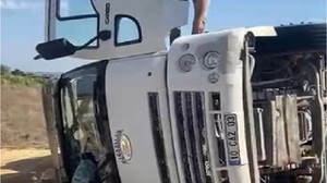 Gönen'de Kamyon Devrildi!