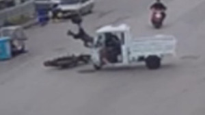 Bandırma’da Motosiklet ve Üç Tekerlekli Bisiklet Çarpıştı