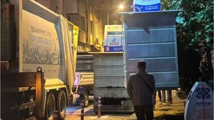 Altıeylül'de Eskiyen Çöp Konteyneri Yenilendi