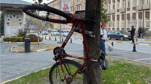 Balıkesir’de Ağaca Dikey Bağlanan Bisiklet Gülümsetti