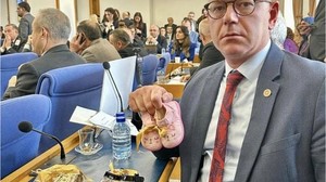 Sarı'dan Bakan Memişoğlu'na Bebek Patiği