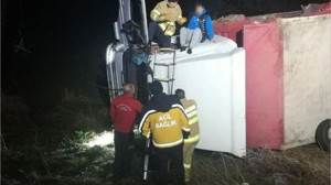 Balıkesir’de Kamyonet Devrildi! 2 Kişi Mahsur Kaldı
